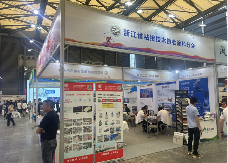 近日，浙江省粘接技術(shù)協(xié)會(huì)涂料分會(huì)聯(lián)合浙江地區(qū)涂料企業(yè)，共同參展本屆涂料展覽會(huì)，旨在加強(qiáng)與全國涂料產(chǎn)業(yè)鏈同仁的技術(shù)研發(fā)、產(chǎn)學(xué)研合作、技術(shù)服務(wù)和創(chuàng)新成果轉(zhuǎn)化等方面的合作。據(jù)了解，該分會(huì)的展位吸引了眾多參展觀眾駐足體驗(yàn)、洽談，展位活躍度較高。