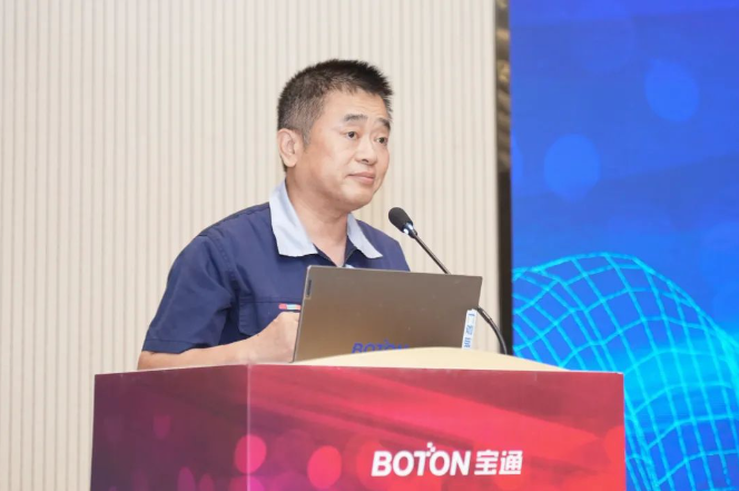 會(huì)上，“四千四萬(wàn)”精神先進(jìn)個(gè)人獎(jiǎng)獲獎(jiǎng)?wù)邊墙▏?guó)上臺(tái)發(fā)言，他帶領(lǐng)客服團(tuán)隊(duì)堅(jiān)定“四千四萬(wàn)精神”，堅(jiān)持在千山萬(wàn)水中開(kāi)辟市場(chǎng)，拓展服務(wù)領(lǐng)域，全程跟蹤客戶需求，以專業(yè)技能和及時(shí)服務(wù)滿足客戶需求，并在售前、售后服務(wù)上不斷創(chuàng)新，為客戶提供優(yōu)質(zhì)產(chǎn)品方案和卓越服務(wù)。