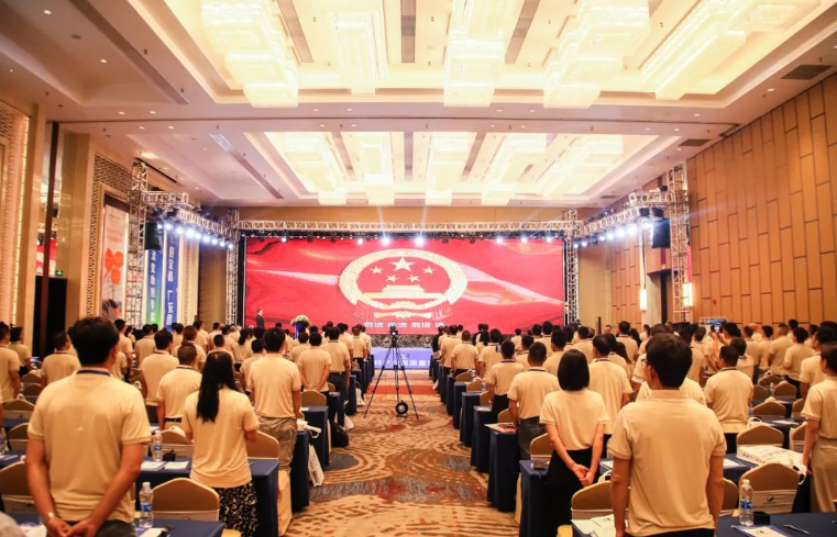 以“守正創(chuàng)新 提質增效”為主題的2023廣東涂料產業(yè)高質量發(fā)展大會暨廣東省涂料行業(yè)協(xié)會第九屆第三次會員代表大會在江門鶴山福朋喜來登酒店盛大舉行。來自廣東省工業(yè)與信息化廳材料處、應急管理廳危化處以及涂料行業(yè)協(xié)會等領導，以及行業(yè)各理事單位、會員單位、涂料行業(yè)媒體代表等近500人參加此次盛會，共同探討廣東涂料產業(yè)的高質量發(fā)展之路。