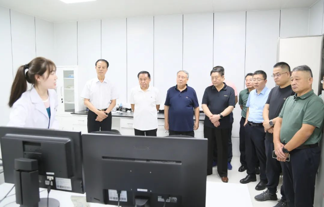 山東省道路運(yùn)輸協(xié)會(huì)會(huì)長(zhǎng)孫慶民攜帶代表團(tuán)一行訪(fǎng)問(wèn)賽輪集團(tuán)。賽輪集團(tuán)總裁謝小紅親自接待了這位重要的客人，并帶領(lǐng)他們參觀了集團(tuán)總部。