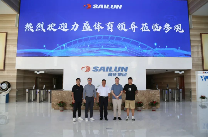 雙方在簽約后就輪胎技術(shù)與賽車領(lǐng)域的結(jié)合等方面進(jìn)行了深入探討，旨在為賽事的舉辦提供更先進(jìn)的技術(shù)支持和賽車表現(xiàn)。隨后，力盛體育代表團(tuán)參觀了位于青島的賽輪輪胎總部工廠。在參觀中，他們對(duì)賽輪橡鏈云智能工業(yè)互聯(lián)網(wǎng)平臺(tái)以及“液體黃金”輪胎的構(gòu)造機(jī)理有了充分的了解。