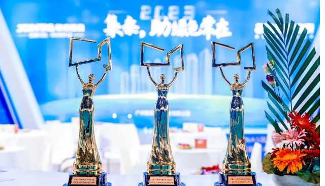 8月2日，展會主辦方同期舉行了第五屆建筑門窗幕墻行業(yè)“金軒獎”頒獎典禮。該獎項(xiàng)因含金量高、評選條件嚴(yán)格被稱為“門窗幕墻行業(yè)的奧斯卡”。在頒獎典禮上，集泰股份憑借在產(chǎn)品、服務(wù)、創(chuàng)新和領(lǐng)導(dǎo)力等方面的出色表現(xiàn)，榮獲了“行業(yè)影響力品牌TOP榜”和“科技創(chuàng)新企業(yè)TOP榜”兩項(xiàng)重要獎項(xiàng)，而公司總經(jīng)理鄒珍凡也榮獲了“年度影響力人物”獎項(xiàng)。