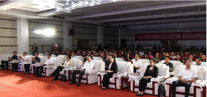 山東豐源輪胎制造股份有限公司在于8月2日舉辦盛大慶典，慶祝公司重組投產(chǎn)十周年。各界嘉賓齊聚一堂，共同回顧豐源輪胎的發(fā)展歷程，并展望未來，探討趕超跨越、高質(zhì)發(fā)展的新宏圖。