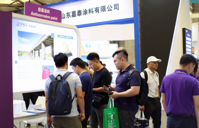 據(jù)了解，紫荊花成為中國國家女子足球隊官方支持品牌后，品牌曝光度大幅提升，展位三天期間一直人氣爆棚，吸引了眾多參觀者前來交流和洽談合作事宜，現(xiàn)場意向加盟客戶超過20余位。