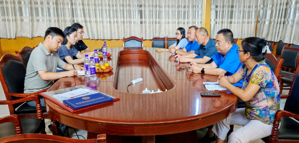 其次，調(diào)研組來到魯能泰山曲阜電纜有限公司，該公司是協(xié)會的副會長單位。在座談中，公司副總工程師、技術(shù)中心副主任吳建偉向調(diào)研組介紹了企業(yè)的基本情況、目前的運營狀況以及專業(yè)人才儲備情況。王春紅表示企業(yè)希望得到協(xié)會在自主評價、題庫組織和制度建立方面的支持。