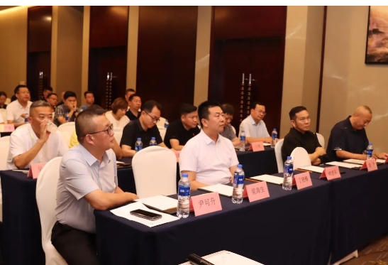 尹可升秘書長表示，“很榮幸能夠當(dāng)選分會的秘書長，首先我要感謝中國涂料工業(yè)協(xié)會，中國涂料工業(yè)協(xié)會藝術(shù)涂料涂裝分會以及新一屆的理事會，能夠得到你們的支持和信賴，我表示真摯感謝。”