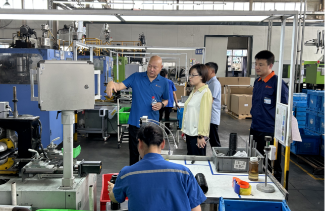 徐文英會(huì)長(zhǎng)一行在南陽(yáng)膠聯(lián)時(shí)代減振科技有限公司考察后，對(duì)該公司近年來(lái)的發(fā)展表示高度贊賞。她特別肯定了公司在空氣彈簧產(chǎn)業(yè)布局和減振橡膠制品開(kāi)發(fā)方面所取得的進(jìn)展，并對(duì)公司的新產(chǎn)品、新工藝、替代進(jìn)口和解決行業(yè)難題給予了高度評(píng)價(jià)。