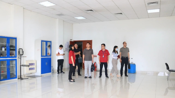 山東省東營市科技局四級調(diào)研員王新俊，市科技局農(nóng)社科科長、機關(guān)黨委負責人楊行德，市科技局高新科負責人馬向明等領(lǐng)導到萬達寶通輪胎公司進行了深入調(diào)研和指導工作。墾利區(qū)科技局黨組書記、局長張鵬，區(qū)科技局研究室主任張芳芳陪同。