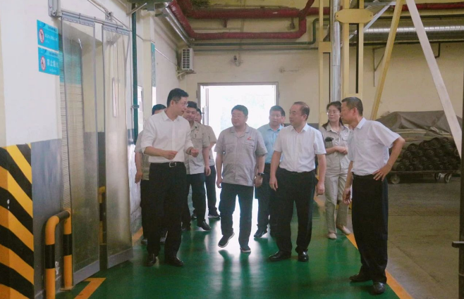 陜西省國資委黨委委員、副主任汪亮，二級(jí)巡視員白宏偉一行到陜西延長石油西北橡膠有限公司，開展了一次緊要的安全生產(chǎn)和生態(tài)環(huán)保專項(xiàng)督導(dǎo)調(diào)研。此次調(diào)研旨在深入了解西橡公司在安全生產(chǎn)和環(huán)保方面的情況，推動(dòng)綠色低碳發(fā)展戰(zhàn)略的貫徹落實(shí)。