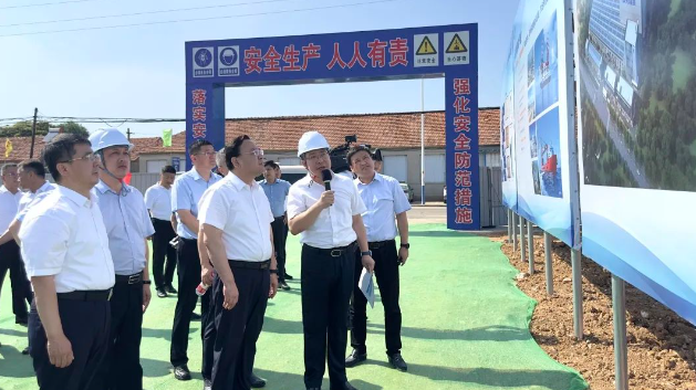 威海市委書記閆劍波率領調(diào)研團隊蒞臨中天科技山東海工線纜項目，對其建設情況進行實地考察。中天科技集團總裁薛馳向調(diào)研團隊詳細介紹了中天科技集團的發(fā)展歷程以及山東海工線纜項目的進展情況。