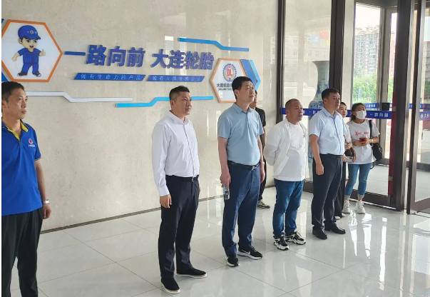 【炭黑產業(yè)網】8月15日消息，龍江銀行綏化分行行長徐龍及綏化百順集團董事長劉純于8月11日到訪大連輪胎有限公司。受到了大連輪胎有限公司總裁陳健及其團隊的熱情接待。