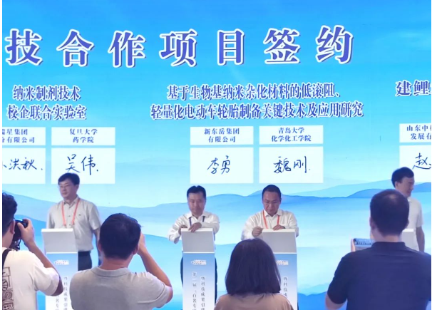 本次會(huì)議的主題緊扣“科技創(chuàng)新與新型工業(yè)化”，涵蓋了重點(diǎn)項(xiàng)目簽約儀式、高端論壇等多項(xiàng)活動(dòng)。據(jù)了解，新東岳集團(tuán)作為會(huì)議的重要參與者之一，在會(huì)上與全球材料科學(xué)領(lǐng)域的頂尖科學(xué)家魏剛高級(jí)研究員成功簽約，雙方將共同建立產(chǎn)學(xué)研合作關(guān)系。這一合作旨在推動(dòng)科技成果轉(zhuǎn)化，服務(wù)企業(yè)，提升科研水平與創(chuàng)新能力，共同探索產(chǎn)業(yè)升級(jí)、技術(shù)攻關(guān)、人才培育等多領(lǐng)域的深度合作。