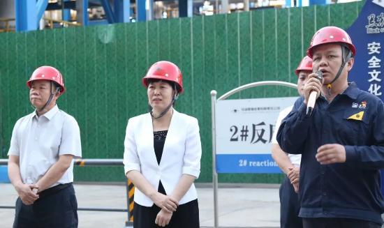 趙偉對(duì)崔市長一行的到訪表示了熱烈的歡迎，并向調(diào)研團(tuán)隊(duì)詳細(xì)介紹了烏海黑貓的生產(chǎn)經(jīng)營情況。他表示，烏海黑貓將認(rèn)真貫徹崔市長提出的工作要求，確保企業(yè)今年的生產(chǎn)經(jīng)營目標(biāo)得以順利完成。