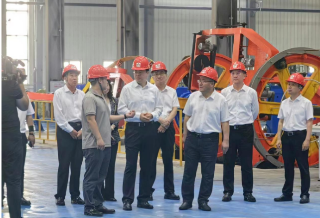 日前，黑龍江省大慶市委書記李世峰攜市委領導一行來到上海勝華電纜科技集團黑龍江產(chǎn)業(yè)園進行考察調(diào)研，對該企業(yè)的發(fā)展歷程和未來規(guī)劃進行了詳細了解。值此良機，雙方就企業(yè)發(fā)展戰(zhàn)略、技術(shù)創(chuàng)新以及產(chǎn)業(yè)園區(qū)的定位等展開了深入交流。