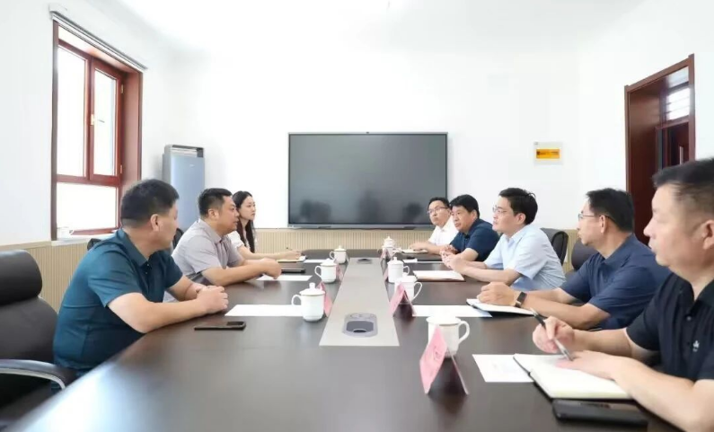 河北省邯鄲市大名縣縣委書記高巍會見上海紅星美凱龍行遠(yuǎn)科技集團有限公司總裁陳志偉一行，共同探討輪胎項目的合作前景。