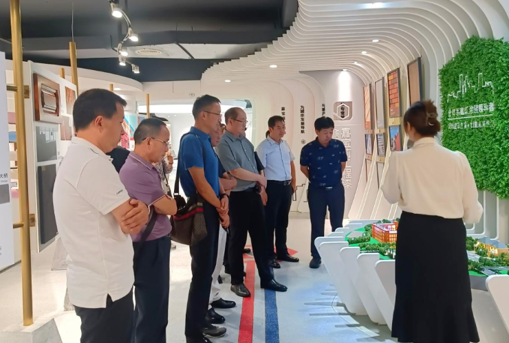 接著，代表團參觀了嘉寶莉化工集團，這家現(xiàn)代化高新技術(shù)企業(yè)專注于環(huán)保涂料的研發(fā)與創(chuàng)新，致力于為消費者創(chuàng)造安全、健康、優(yōu)質(zhì)的產(chǎn)品。在座談交流中，嘉寶莉化工集團的高管分享了公司的發(fā)展方向和數(shù)字化平臺建設(shè)經(jīng)驗，與參觀團成員就工業(yè)技術(shù)、銷售等進行了深入交流。