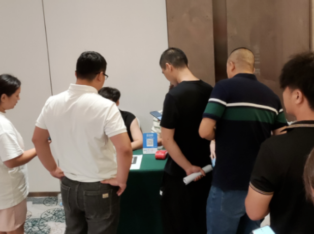 會(huì)議上，零售商紛紛表示對(duì)中策產(chǎn)品、哈爾濱祖茂以及市場(chǎng)充滿信心，他們的積極反應(yīng)充分展現(xiàn)了好運(yùn)輪胎的市場(chǎng)影響力。中策橡膠乘用車胎始終將產(chǎn)品創(chuàng)新作為核心，同時(shí)加強(qiáng)品牌建設(shè)、完善服務(wù)系統(tǒng)，為合作伙伴提供全面的支持。通過(guò)與合作伙伴緊密合作，公司將繼續(xù)引領(lǐng)行業(yè)創(chuàng)新，為中國(guó)汽車產(chǎn)業(yè)帶來(lái)更多的變革與發(fā)展。