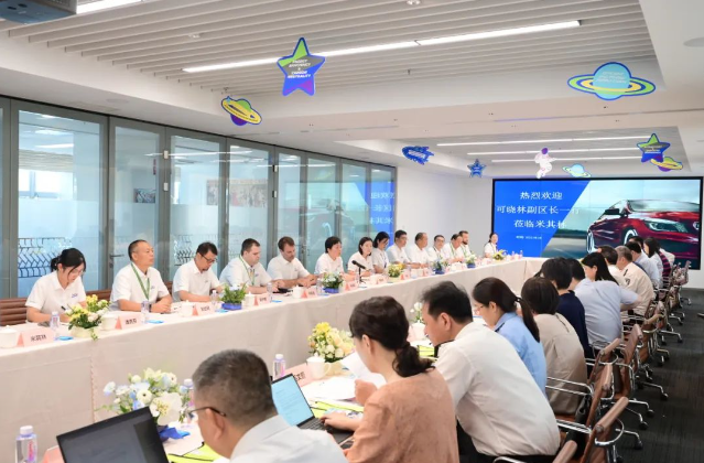 可曉林副區(qū)長(zhǎng)提到，目前米其林輪胎一期工程已竣工驗(yàn)收，項(xiàng)目二期工程要在一期的基礎(chǔ)上，打造“超級(jí)靈活的綠色、智能、可持續(xù)的未來(lái)工廠”，各相關(guān)部門(mén)要做好政策解答，與企業(yè)共同研究，合力推動(dòng)項(xiàng)目平穩(wěn)有序開(kāi)展。