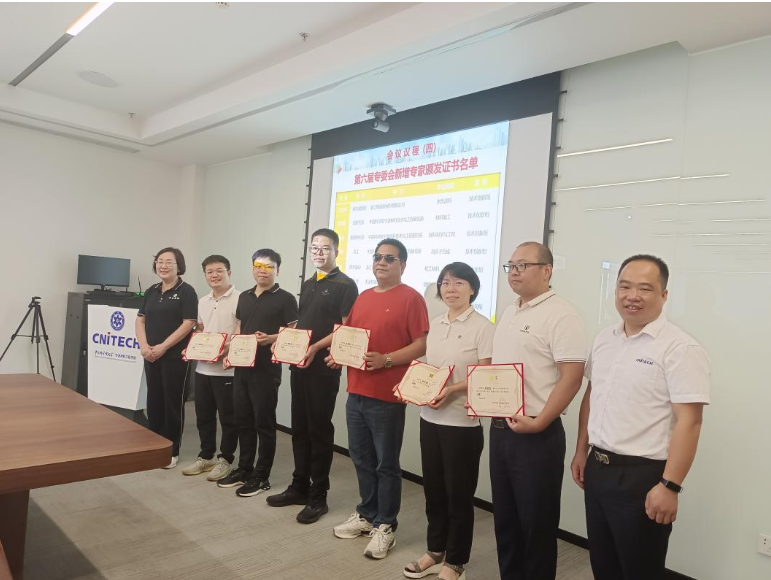 此次會議還邀請了新加入的專委會專家進(jìn)行自我介紹，新增專家來自科研單位、企業(yè)技術(shù)部門以及咨詢機(jī)構(gòu)。隨后，專家們就涂料行業(yè)集中度提升、國內(nèi)涂料市場競爭激烈等問題展開討論，各自提出了寶貴的建議。據(jù)了解，專家們就如何推動寧波市涂料與涂裝行業(yè)綠色健康發(fā)展等議題，提出了一系列具有建設(shè)性的意見，并表示將積極參與協(xié)會各項(xiàng)工作，為行業(yè)的可持續(xù)發(fā)展出謀劃策。