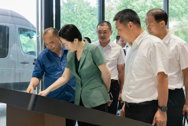 嘉興市副市長一行到浙江雙箭股份調(diào)研指導(dǎo)