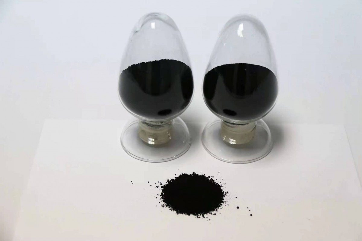 土庫(kù)曼斯坦計(jì)劃在利用油田伴生氣生產(chǎn)炭黑方面邁出重要一步。土庫(kù)曼斯坦沙扎里古吉公司(Hazar Güyji)副總經(jīng)理謝爾達(dá)瑪梅·塔赫馬梅多夫(Serdarmamet Tachmammedov)近日接受《土庫(kù)曼斯坦日?qǐng)?bào)》采訪時(shí)表示，該公司正計(jì)劃與中國(guó)企業(yè)合作，在該國(guó)西部地區(qū)興建一座先進(jìn)的炭黑生產(chǎn)廠，以有效利用油田伴生氣資源。