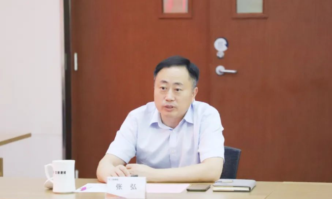 在會(huì)議上，北新防水副總經(jīng)理張弘回顧了北新防水的發(fā)展歷程和產(chǎn)業(yè)發(fā)展情況，并強(qiáng)調(diào)了雙方在價(jià)值觀和合作基礎(chǔ)方面的契合。他表示，雙方在新型綠色建材開(kāi)發(fā)領(lǐng)域擁有廣闊的合作空間，希望通過(guò)此次戰(zhàn)略合作簽約，啟動(dòng)一系列綠色產(chǎn)品開(kāi)發(fā)項(xiàng)目，不僅加深雙方合作，更實(shí)現(xiàn)強(qiáng)強(qiáng)聯(lián)合、共同發(fā)展的目標(biāo)。