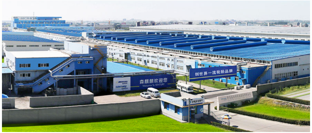 近日，青島森麒麟輪胎股份有限公司宣布，其位于泰國(guó)的二期智能工廠已正式投產(chǎn)。這座智能工廠采用了公司自主研發(fā)的智能制造系統(tǒng)，為整個(gè)生產(chǎn)流程注入了高效率和精準(zhǔn)度。據(jù)了解，這一系統(tǒng)的應(yīng)用使得工廠的生產(chǎn)效率相較于一期工廠提升了約20%，同時(shí)產(chǎn)品的次品率也實(shí)現(xiàn)了約30%的下降。