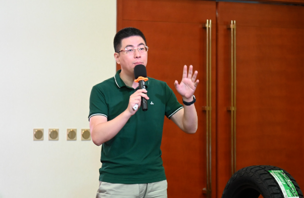 在會議現(xiàn)場，中策橡膠乘用車胎銷售部東北科科長王智學分享了中策所取得的成績和心得，同時對當前市場環(huán)境進行了深入分析，提出了新的工作思路。他強調(diào)，在當前激烈的市場競爭下，創(chuàng)新是取勝的關鍵，只有緊跟市場需求變化，不斷推陳出新，才能在競爭中立于不敗之地。