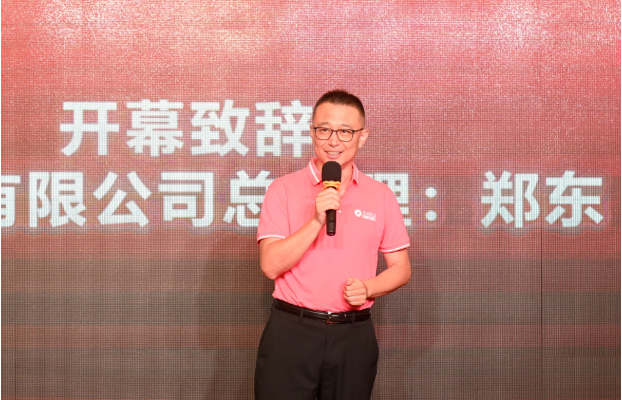 吉林省輪達商貿(mào)有限公司總經(jīng)理鄭東在會上發(fā)表了致辭，他對到場的合作伙伴表示感謝，并強調(diào)了中策橡膠與吉林輪達之間的緊密合作關系。他表示，只有與中策攜手前行，與大品牌同行，才能保持持續(xù)的盈利，他呼吁與廠商加強合作，實現(xiàn)雙向賦能，共同推動行業(yè)的繁榮發(fā)展。