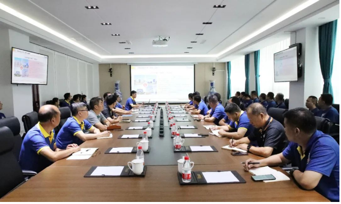 華盛橡膠集團(tuán)于8月27日在其技術(shù)研發(fā)中心舉行了2023年“質(zhì)量月”的啟動(dòng)會(huì)議。這次會(huì)議聚焦于質(zhì)量的重要性，旨在通過(guò)一系列活動(dòng)，夯實(shí)質(zhì)量基石，構(gòu)建質(zhì)量強(qiáng)企的目標(biāo)。出席會(huì)議的有華盛橡膠集團(tuán)高層領(lǐng)導(dǎo)趙瑞青總經(jīng)理、張玉亮副董事長(zhǎng)、田永山副總經(jīng)理，以及各工廠主要負(fù)責(zé)人、研發(fā)中心部門(mén)主管等。