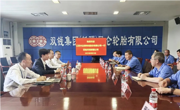 江蘇興達鋼簾線股份有限公司(簡稱江蘇興達)副總經(jīng)理兼營銷中心總經(jīng)理劉濤率領團隊于8月23日到雙錢集團(新疆)昆侖有限公司(簡稱雙錢昆侖)開展調(diào)研交流。