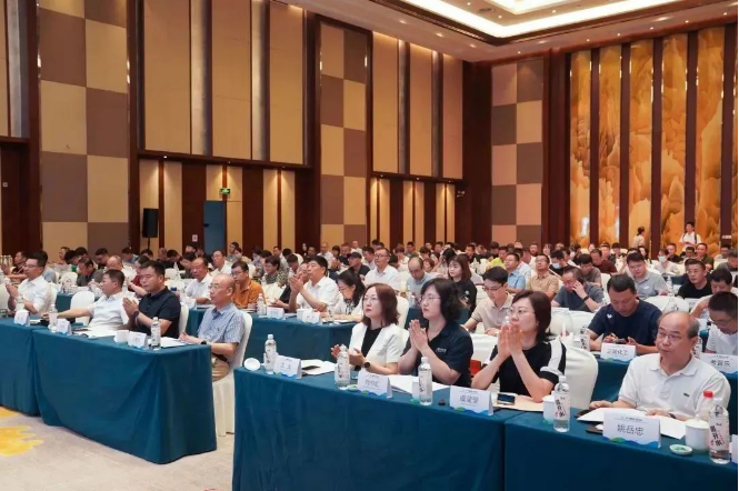 隨著新能源產(chǎn)業(yè)的蓬勃發(fā)展，涂料行業(yè)也在不斷尋求技術(shù)創(chuàng)新和產(chǎn)品升級(jí)的機(jī)遇。此次高峰論壇為涂料行業(yè)與新能源產(chǎn)業(yè)鏈的融合交流搭建了重要平臺(tái)，為涂料行業(yè)的繁榮與創(chuàng)新注入了新的動(dòng)力。常州市涂料協(xié)會(huì)表示，將繼續(xù)致力于將涂料行業(yè)與新能源產(chǎn)業(yè)相結(jié)合，為實(shí)現(xiàn)常州市建設(shè)“新能源之都”的宏偉目標(biāo)貢獻(xiàn)力量。