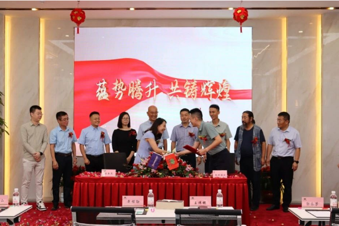 最后，在九環(huán)機械股份有限公司總裁辛程勛和青島泰凱英專用輪胎股份有限公司黨委書記郭永芳的共同見證下，雙方的代表上臺進行了正式簽約。這一重要時刻在熱烈的掌聲中完成，象征著兩家企業(yè)正式啟動全新的合作篇章。