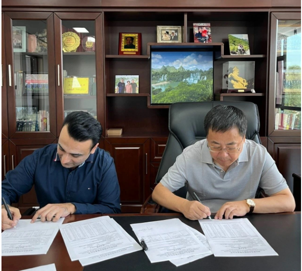 日前，朝陽新長征輪胎有限責任公司迎來了一位特別的客商賽伊德，這是因為受到疫情影響，他們已經(jīng)有四年沒有見面了。賽伊德是一家巴基斯坦公司的負責人，他們向中國銷售新長征輪胎生產(chǎn)的斜交胎已經(jīng)有50多年的歷史。