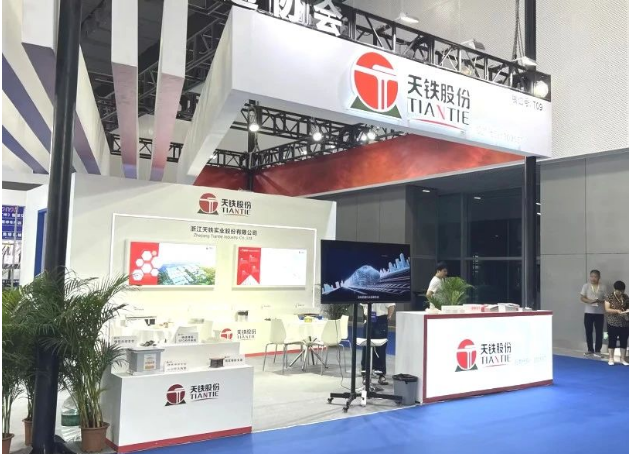天鐵股份作為智慧交通、智慧城市產(chǎn)業(yè)建設(shè)的重要參與者，展會(huì)上呈現(xiàn)了令人矚目的系列產(chǎn)品。不僅向觀眾展示了橡膠減振墊、橡膠彈簧隔振器、橡膠套靴等軌道結(jié)構(gòu)減振降噪系列產(chǎn)品，還隆重推出了公司最新研發(fā)的產(chǎn)品：鎂質(zhì)漂珠高晶復(fù)合風(fēng)管和鎖緊式軸向冷擠壓鋼筋接駁器。這些新產(chǎn)品在展會(huì)上吸引了眾多行業(yè)專家及業(yè)內(nèi)人士的濃厚興趣，同時(shí)也為公司的業(yè)務(wù)網(wǎng)絡(luò)和影響力帶來(lái)了進(jìn)一步的拓展。