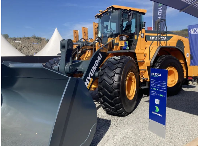 此外，三角輪胎還展出了尺寸為35/65R33的TL578S E4/L4 ★★★★/★★★和TL535S+ L5★★★，這兩款輪胎是該系列的新品。它們具備最大化的承載能力，可以應對極重的負載，包括在塊料裝卸裝載機、磨損性和侵蝕性表面以及地下運輸中。