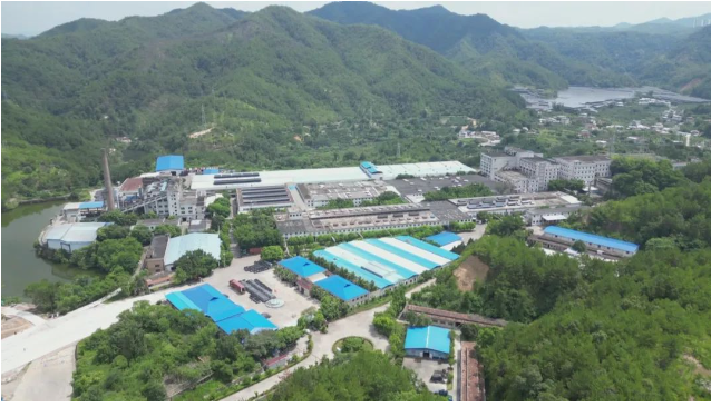 進入在卡萊(梅州)橡膠制品有限公司的生產(chǎn)車間，機器的嗡嗡聲不斷響起，各類大型機械正在全力運轉(zhuǎn)。車間內(nèi)成品輪胎堆積如山，令人矚目的是，這些輪胎中有98%都將出口至歐美地區(qū)。