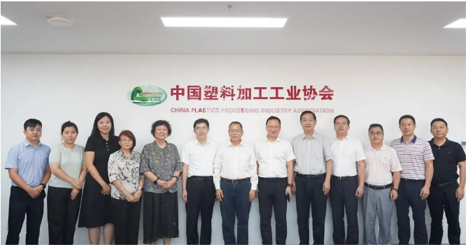 雙方還就塑料新材料等產(chǎn)業(yè)發(fā)展、園區(qū)建設(shè)、市場(chǎng)拓展等領(lǐng)域進(jìn)行了深入探討與交流。