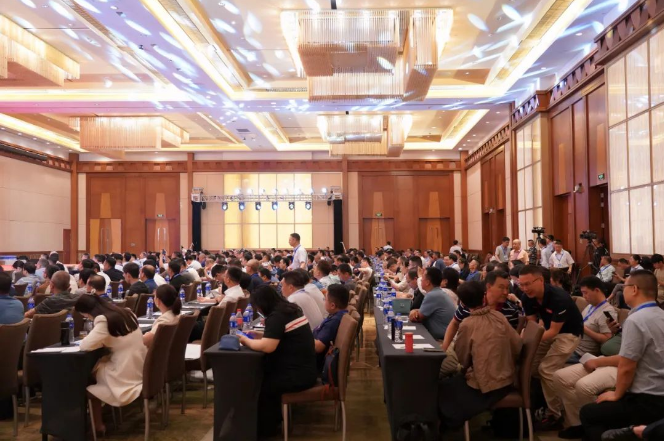 整個大會將持續(xù)至9月6日，同時(shí)，第十屆中國國際線纜及線材展覽會也在同期舉行，為行業(yè)內(nèi)人士提供了深入交流和展示的機(jī)會。本次活動的舉辦將進(jìn)一步促進(jìn)電線電纜行業(yè)的交流合作，推動行業(yè)的持續(xù)健康發(fā)展。