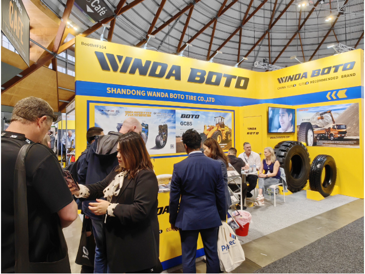  萬達寶通輪胎表示將會在未來持續(xù)加大研發(fā)投入，以適應海外市場的需求，不斷完善自主知識產(chǎn)權(quán)創(chuàng)新研發(fā)體系，構(gòu)建更加全面和密集的全球輪胎市場網(wǎng)絡(luò)。企業(yè)將依托多年的生產(chǎn)制造和研發(fā)實力，不斷提升產(chǎn)品質(zhì)量和市場競爭力，為海外市場的持續(xù)增長提供堅實的支持。