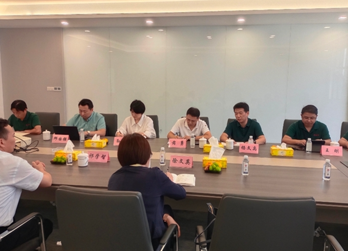 徐文英一行首先參觀了南通回力的項(xiàng)目展廳，隨后踏入再生橡膠加工回用車間，詳細(xì)了解了從原材料加工到成品橡膠生產(chǎn)的整個(gè)工藝流程。他們仔細(xì)詢問(wèn)了車間內(nèi)設(shè)備的運(yùn)轉(zhuǎn)情況，以及智能化車間的建設(shè)進(jìn)展。據(jù)了解，南通回力橡膠利用智能化技術(shù)，能夠準(zhǔn)確滿足不同客戶的生產(chǎn)需求，其系列橡膠制品在輪胎、膠板、膠管、膠帶、膠鞋等領(lǐng)域具有可靠的質(zhì)量和廣泛的適用性。