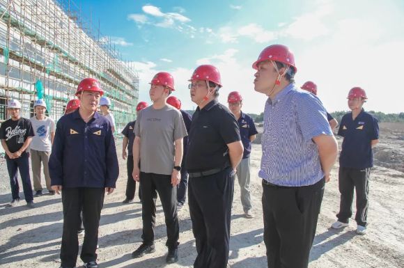 樂平市人大常委會黨組書記、主任劉文平，黑貓集團黨委書記、董事長汪羽一行，于9月4日下午前往黑貓集團樂平精細化工項目建設(shè)現(xiàn)場實地調(diào)研，并召開了項目建設(shè)工作推進研討會。