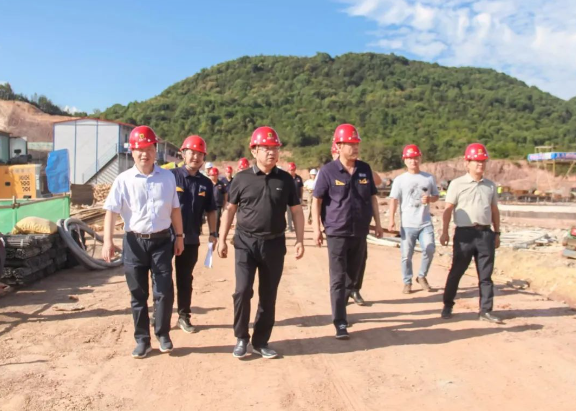 汪羽則對黑貓集團樂平精細化工項目建設(shè)提出了具體要求。他強調(diào)，項目部必須堅守法律、規(guī)定和程序，確保項目的合規(guī)管理和推進。他強調(diào)了掛圖作戰(zhàn)的重要性，要求細化工作流程，加強溝通協(xié)作，確保高效的推進。他特別強調(diào)，必須按照計劃順利啟動景德鎮(zhèn)市危險廢物綜合處置中心項目和超導(dǎo)電炭黑項目，以確保項目建設(shè)取得預(yù)期效果。這次調(diào)研和研討會為項目建設(shè)提供了有力的指導(dǎo)和支持，為樂平市的發(fā)展注入了新的動力。