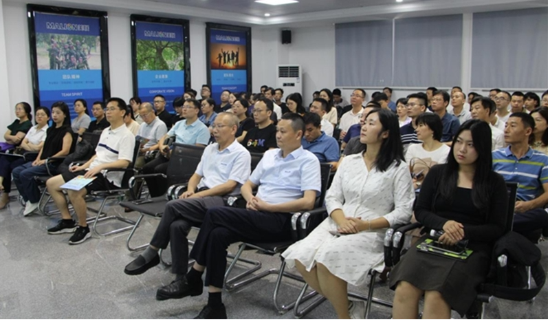 廣東省工業(yè)和信息化廳主辦、中山大學(xué)承辦的2023年廣東省創(chuàng)新能力建設(shè)專題研修班來(lái)到廣東美聯(lián)新材料股份有限公司總部考察。本次活動(dòng)旨在促進(jìn)企業(yè)間的交流與合作。