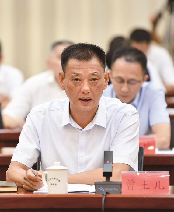 福建省三明市召開了一場民營經濟發(fā)展座談會，旨在聽取民營企業(yè)對產業(yè)發(fā)展的意見和建議。在會上，三明正元化工有限公司的董事長曾土兒分享了該公司的發(fā)展歷程和關于白炭黑產業(yè)的見解。