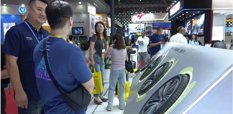 不僅如此，賽輪集團(tuán)還展示了其液體黃金轎車(chē)胎產(chǎn)品家族中的高端定制輪胎產(chǎn)品，即液體黃金彩邊胎。這些輪胎以朱砂紅、孔雀藍(lán)、耀金黃和熒光綠等炫彩高顏值的設(shè)計(jì)，滿足了更多車(chē)主的個(gè)性化用胎需求。