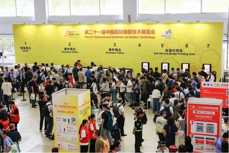 中國國際橡膠技術(shù)展覽會在上海新國際博覽中心圓滿結(jié)束，本次展會上，益陽橡機(jī)向全球輪胎及非輪胎橡膠制品企業(yè)展示了其先進(jìn)產(chǎn)品系列，包括密煉機(jī)、輪胎硫化機(jī)、平板硫化機(jī)、以及雙螺桿擠出機(jī)。