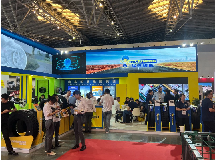 上海國際輪胎輪轂展覽會在上海世博展覽館圓滿落幕。本次展會中華盛橡膠以其卓越的表現(xiàn)引起了廣泛關(guān)注。華盛橡膠展位上，匠心獨具地展示了輪胎智造的科技創(chuàng)新和制造實力，為參展觀眾呈現(xiàn)了一場技術(shù)盛宴。