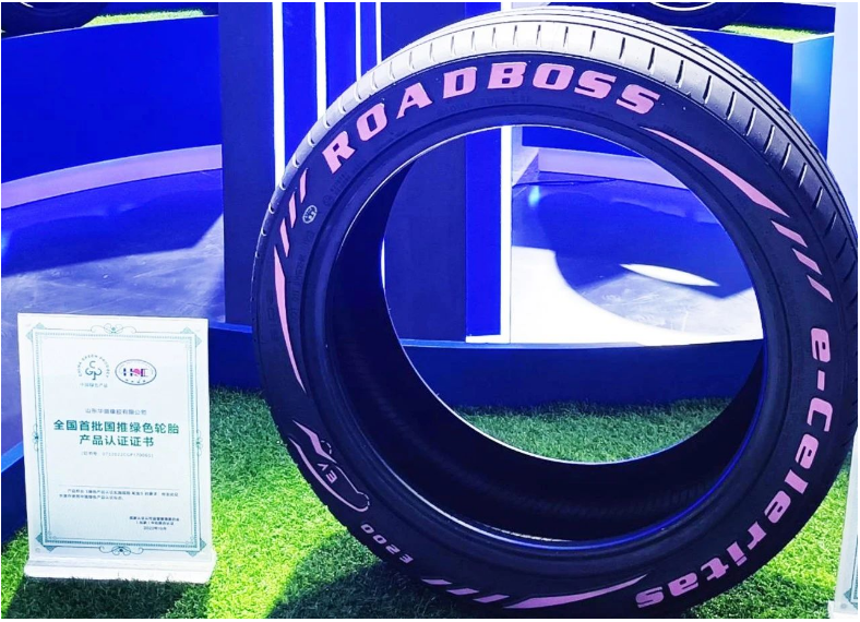 此外，炫彩定制系列輪胎也成為了觀眾關(guān)注的焦點。這一系列輪胎充分滿足了用戶個性化需求，采用領(lǐng)先全球的配方工藝和制造技術(shù)，為每一程旅途增添了安全和多彩的元素