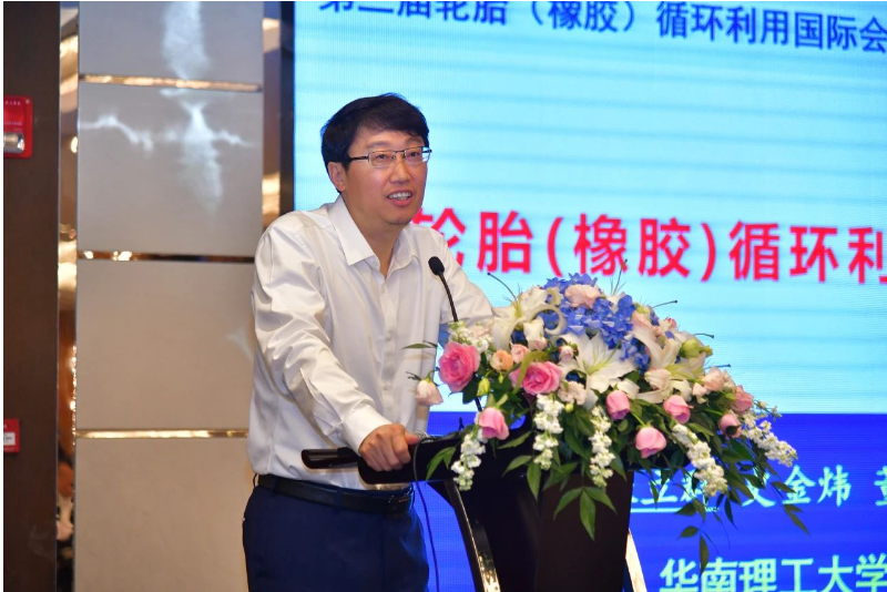 主題演講環(huán)節(jié)中，中國(guó)輪胎循環(huán)利用協(xié)會(huì)榮譽(yù)會(huì)長(zhǎng)、華南理工大學(xué)校長(zhǎng)、中國(guó)工程院院士張立群深刻解析了輪胎(橡膠)循環(huán)利用領(lǐng)域的世界科技發(fā)展前沿技術(shù)。中國(guó)輪胎循環(huán)利用協(xié)會(huì)會(huì)長(zhǎng)李衛(wèi)東則提出了行業(yè)今后的發(fā)展目標(biāo)和協(xié)會(huì)工作思路，闡述了促進(jìn)行業(yè)高質(zhì)量發(fā)展的具體措施。